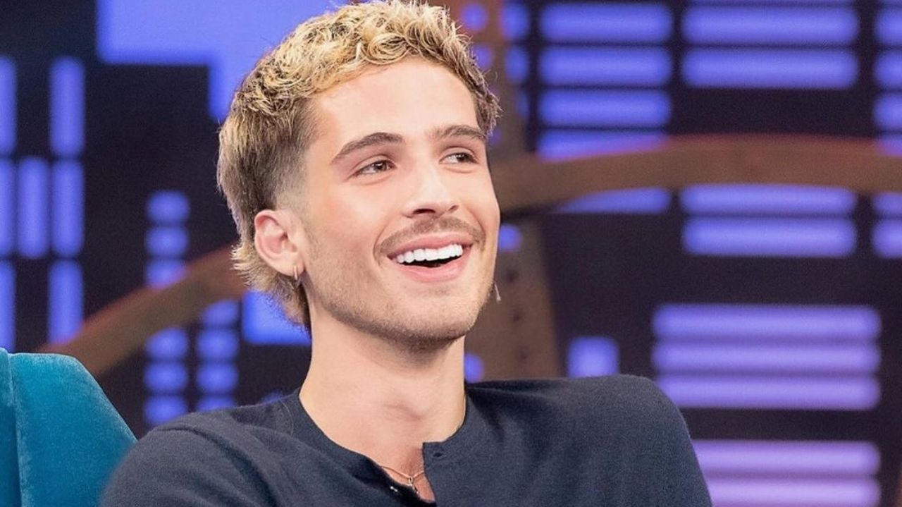 João Guilherme aposta em look com saia e calça propondo nova abordagem à moda masculina