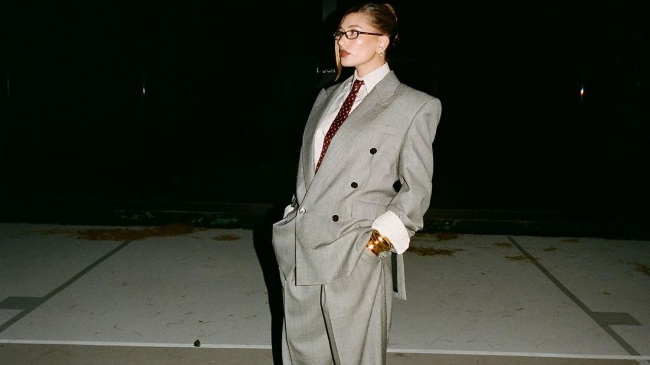 Hailey Bieber aposta na calça cinza que define tendências