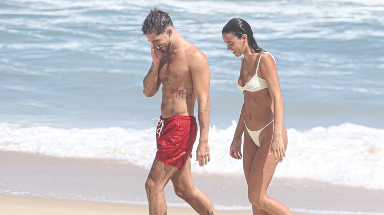 Bruna Marquezine e João Guilherme curtem dia de praia em clima de romance