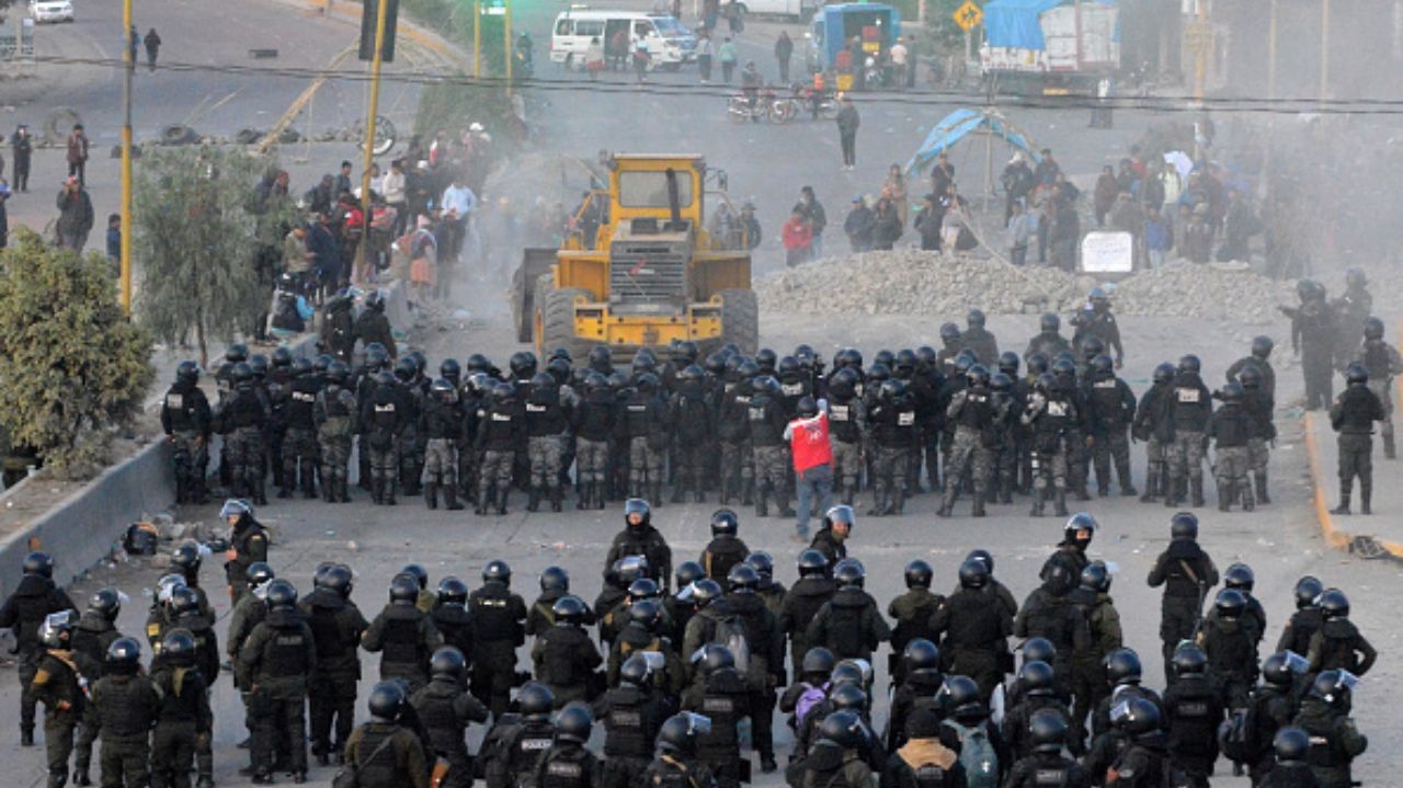 Apoiadores de Evo Morales entram em quartel e mantêm militares reféns