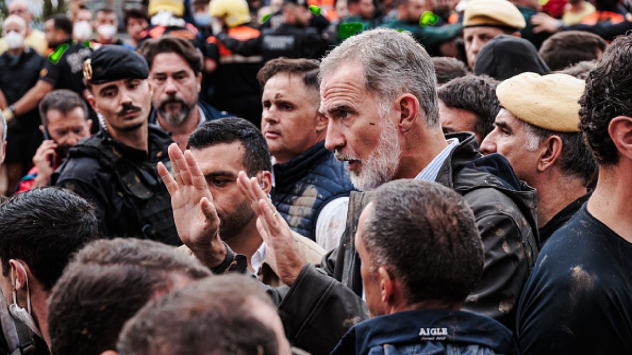 Rei Felipe VI é alvo de protestos em Valência após tragédia das enchentes