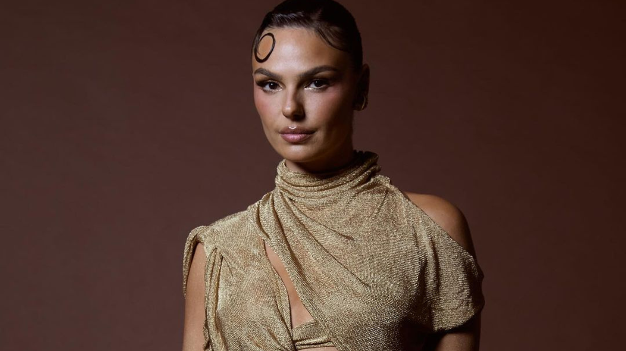 Isis Valverde marca presença no baile da Vogue Brasil com look dourado e elegante