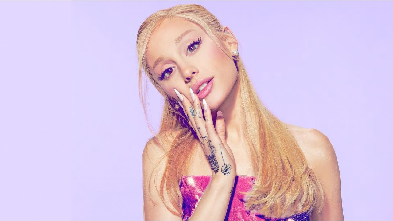 Ariana Grande aposta em look de boneca com bolsa Burberry em estilo clássico