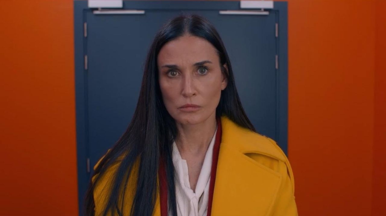Casaco amarelo de Demi Moore rouba a cena em “A Substância”