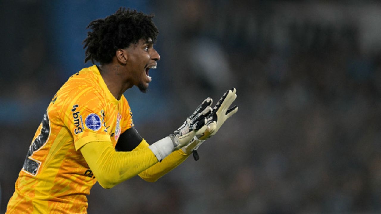 Hugo Souza pretende permanecer no Corinthians