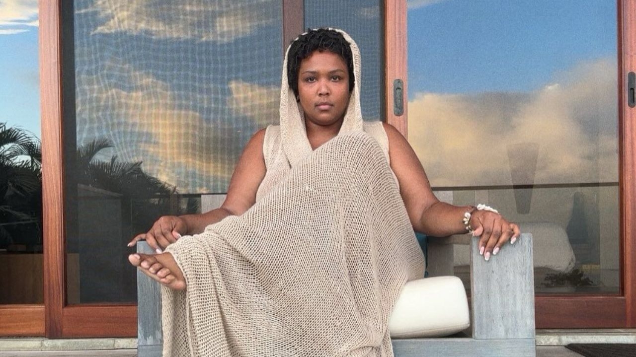 Lizzo usa peças de marca brasileira para curtir suas férias
