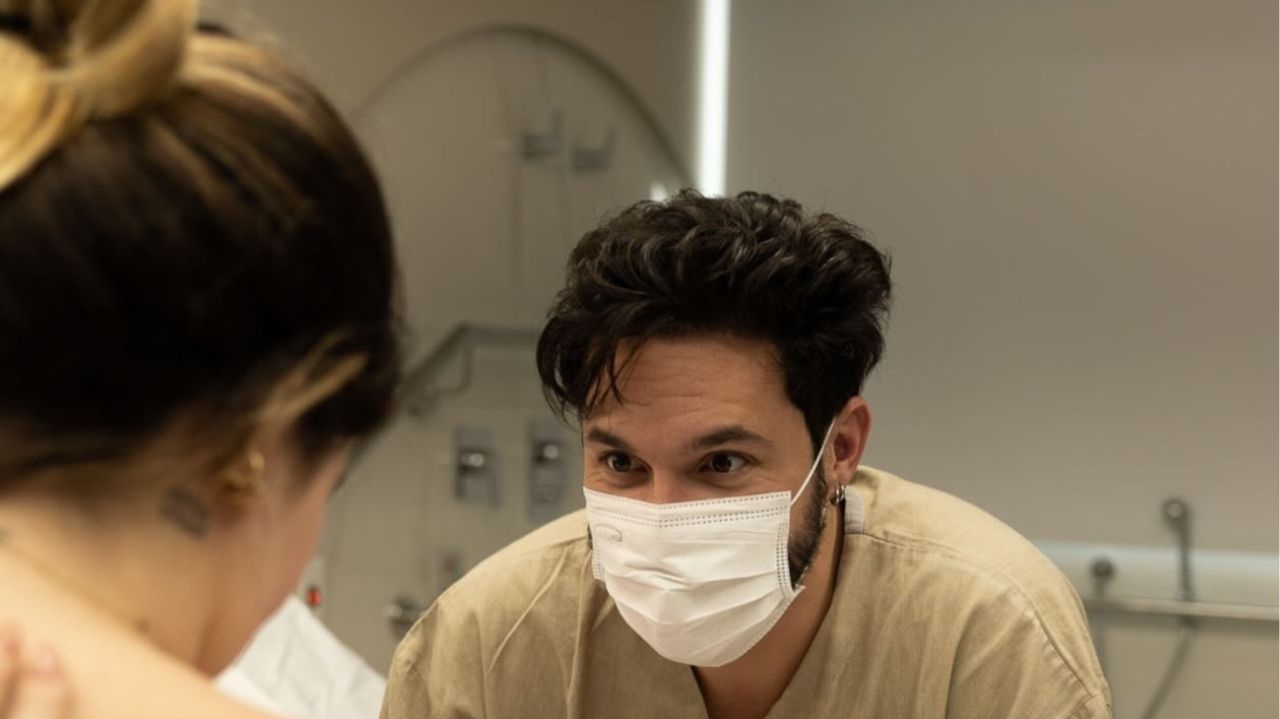 Eliezer fica emocionado ao falar do nascimento do filho