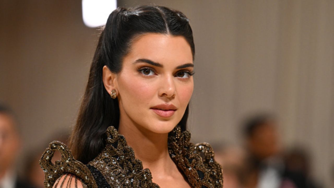 Kendall Jenner impressiona seus seguidores com fotos de topless em ensaio fotográfico