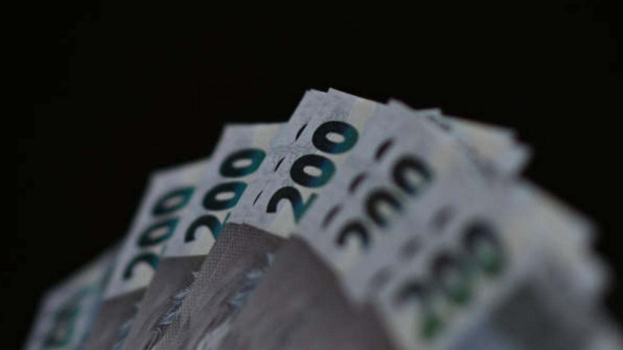 Antecipação do 13º salário movimenta milhões nas economias de S. J. dos Campos e Recife