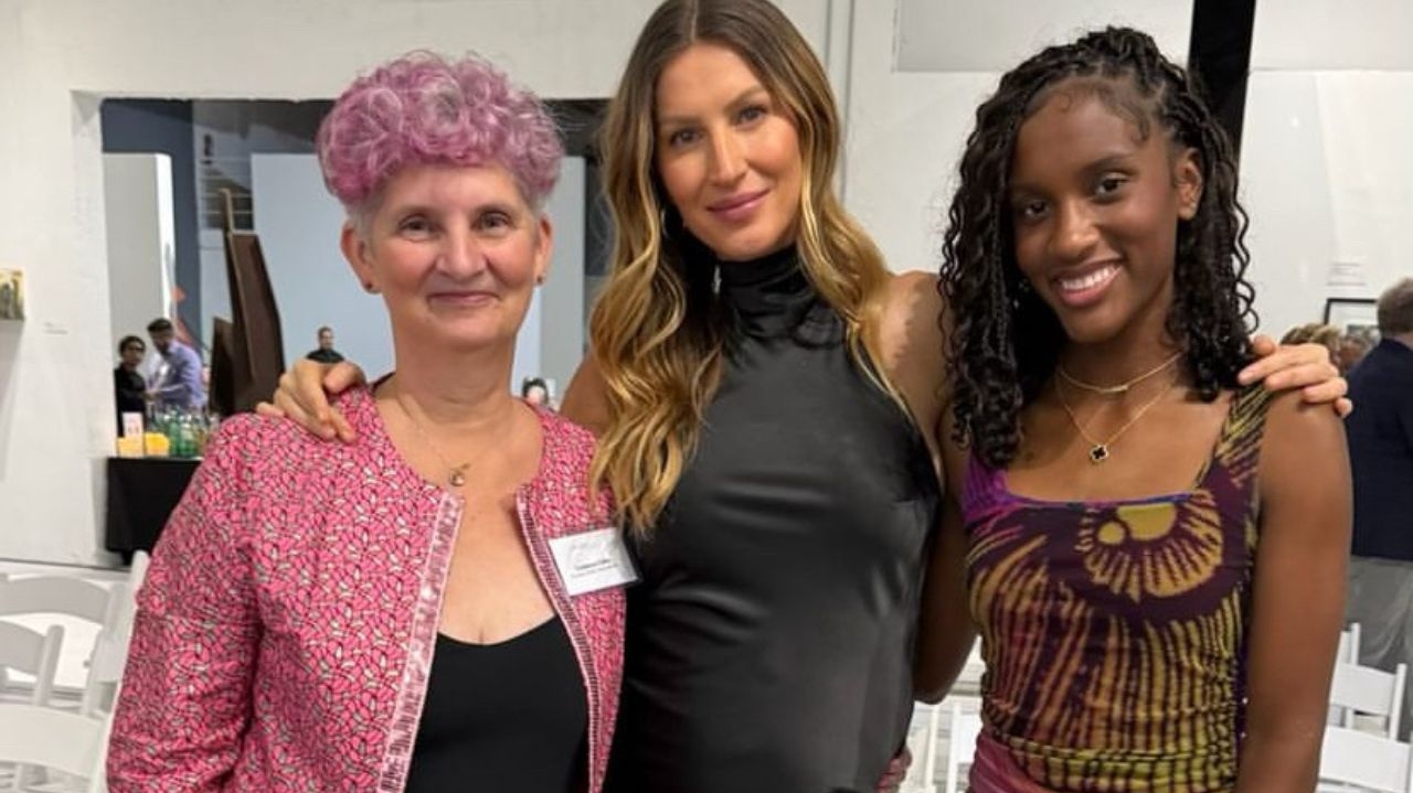 Gisele Bündchen exibe barriga de grávida pela primeira vez e encanta fãs