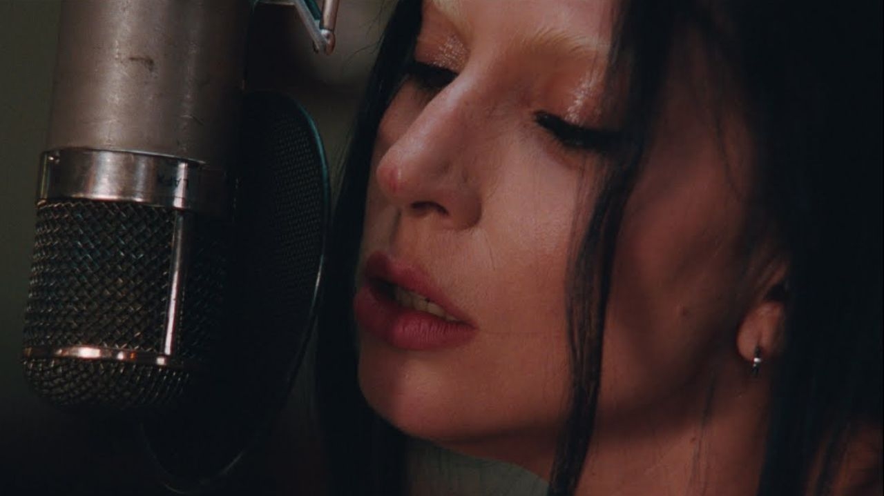 Lady Gaga libera versão acústica de “Disease”, confira