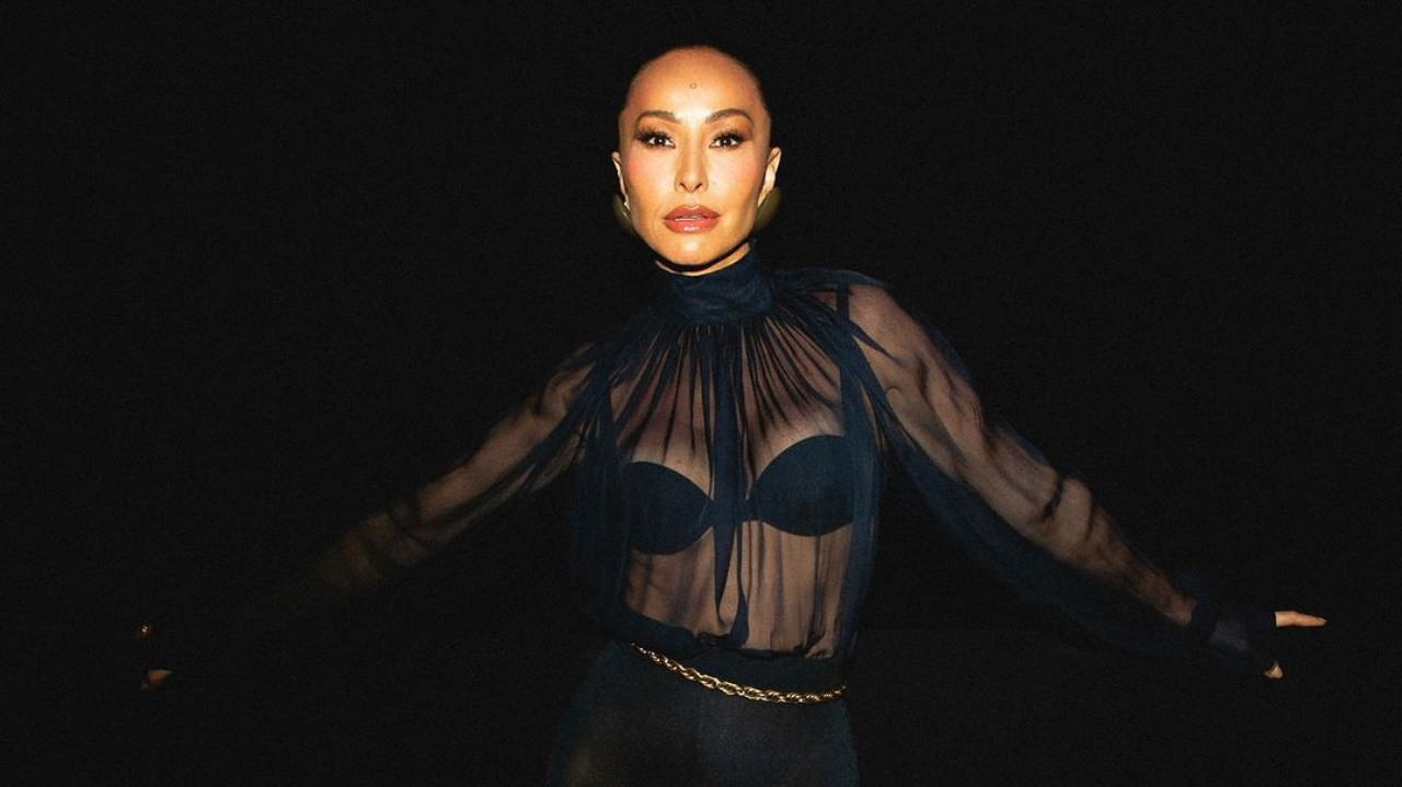 Sabrina Sato elege look transparente e elegante em coletiva de reality show