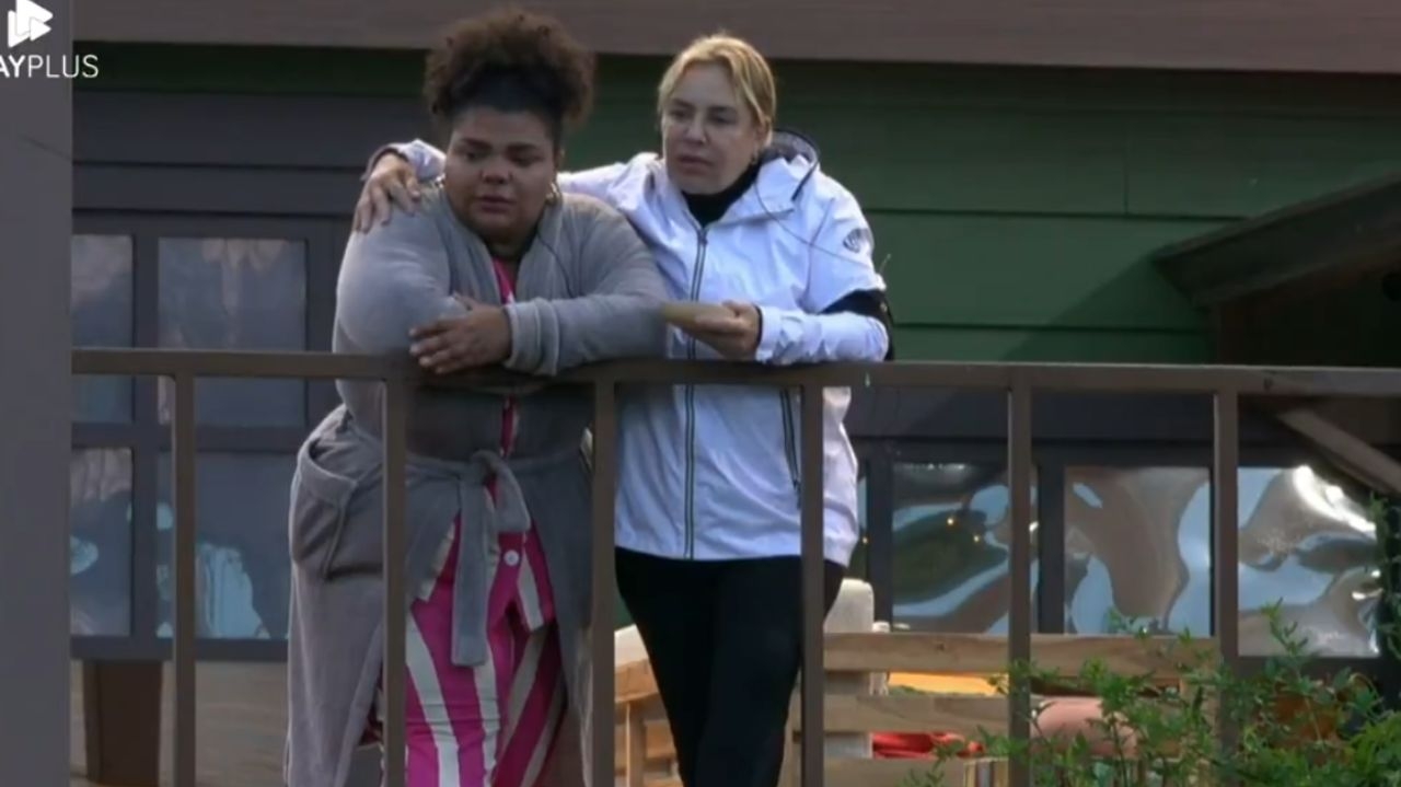 Após brigar com Gizelly, Flor a chama de “deseperada” em conversa com Flora