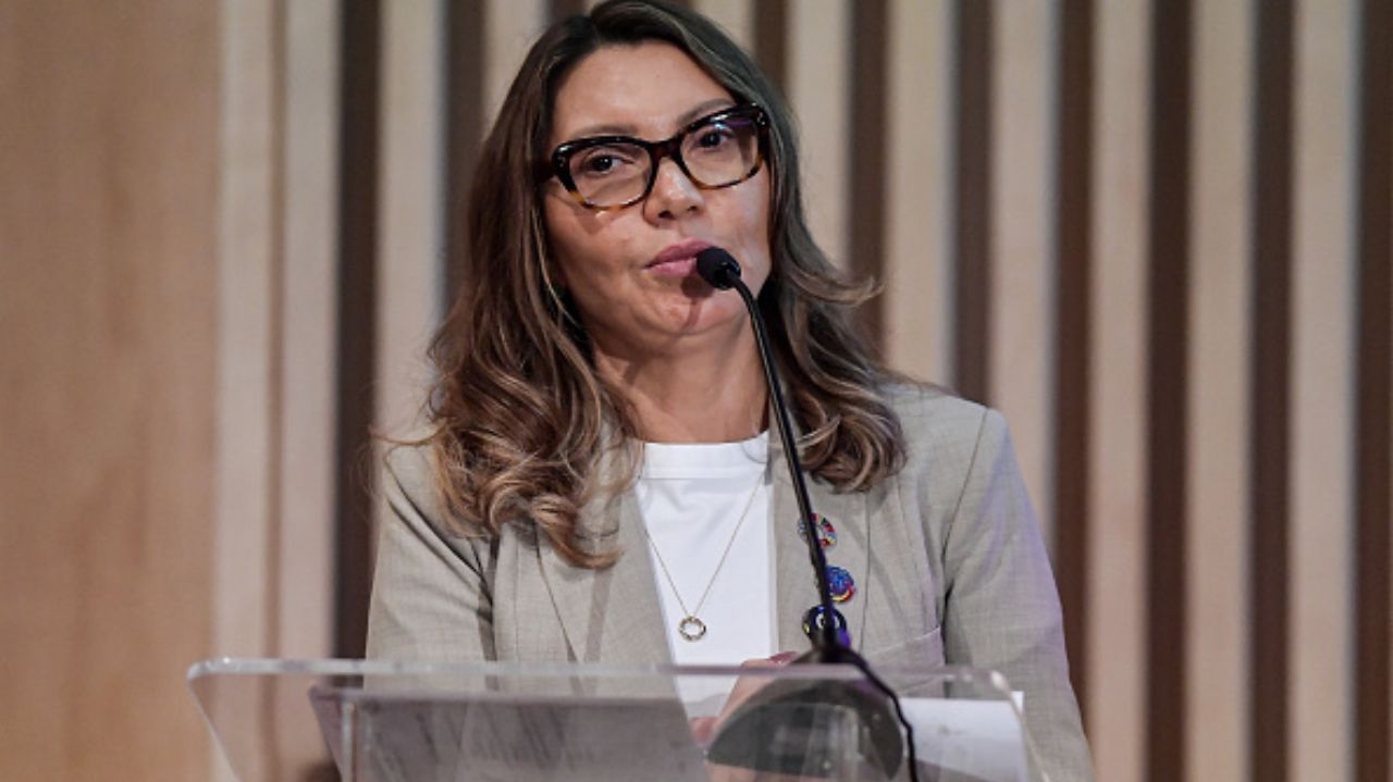 Janja cobra regulamentação de redes sociais e critica Elon Musk em discurso