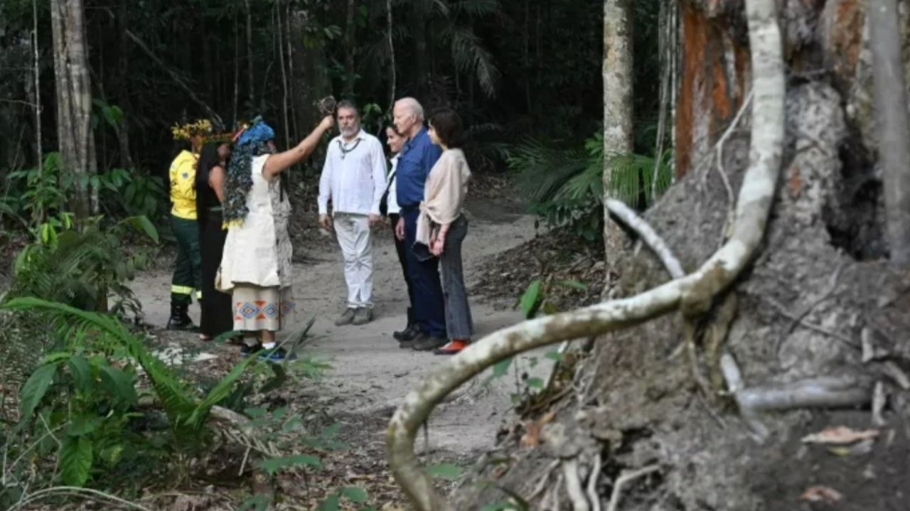 Joe Biden chega ao Brasil para cúpula do G20 e sobrevoa a Amazônia antes do evento
