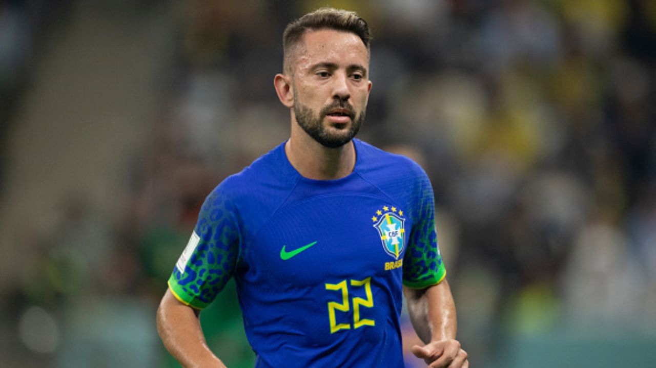 Everton Ribeiro visita jogadores da seleção ao lado dos filhos