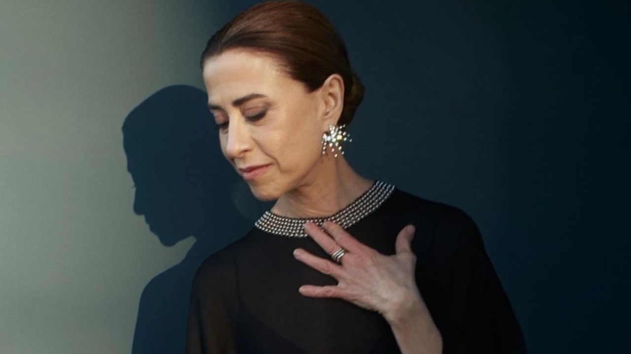 Fernanda Torres comparece no Governors Awards 2024 com look Dior