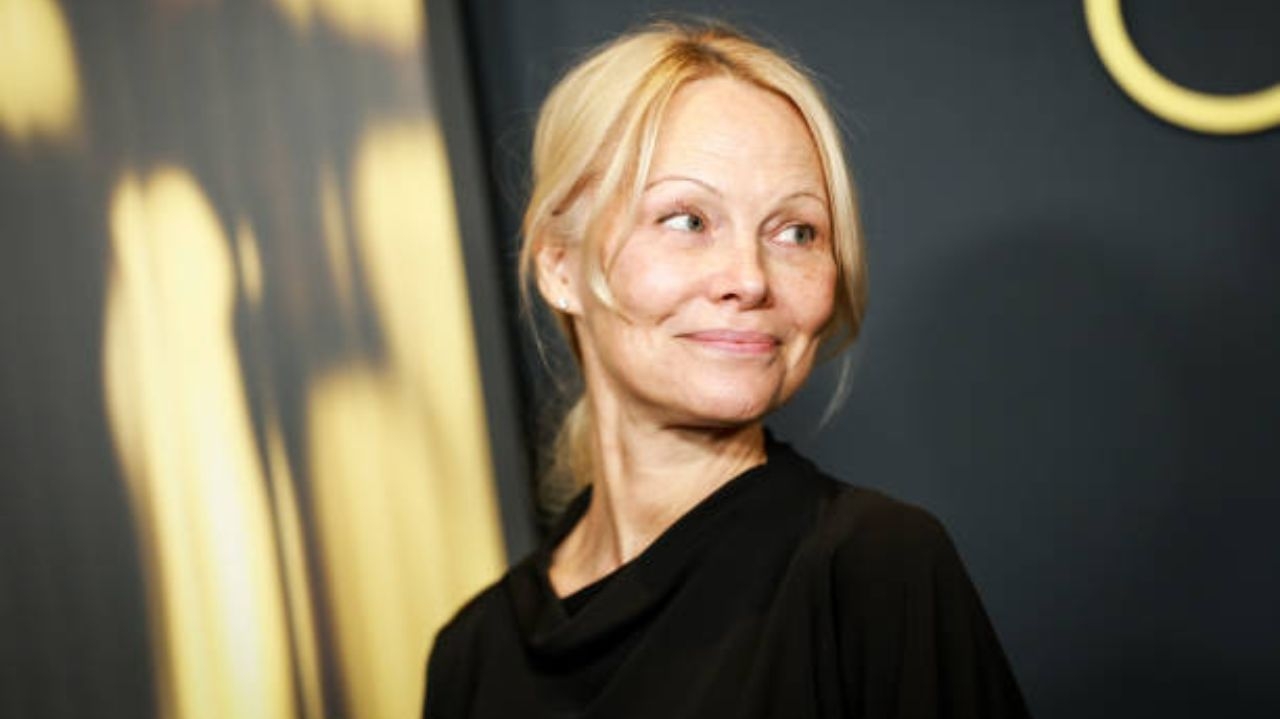 Pamela Anderson comparece a premiação com o visual clean