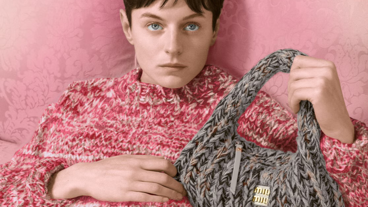 Emma Corrin é estrela da nova coleção da Miu Miu Upcycled