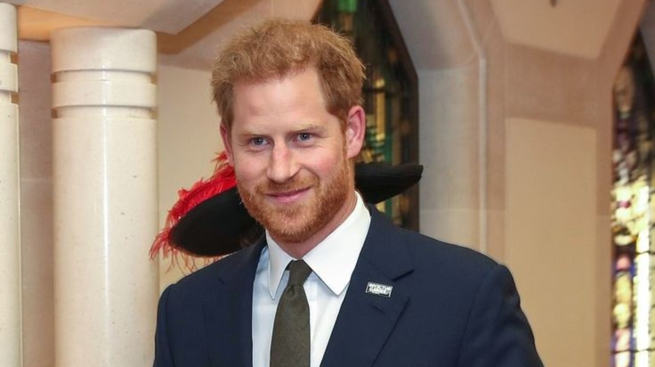 Príncipe Harry faz tatuagem no pescoço em homenagem a projeto para ex-militares