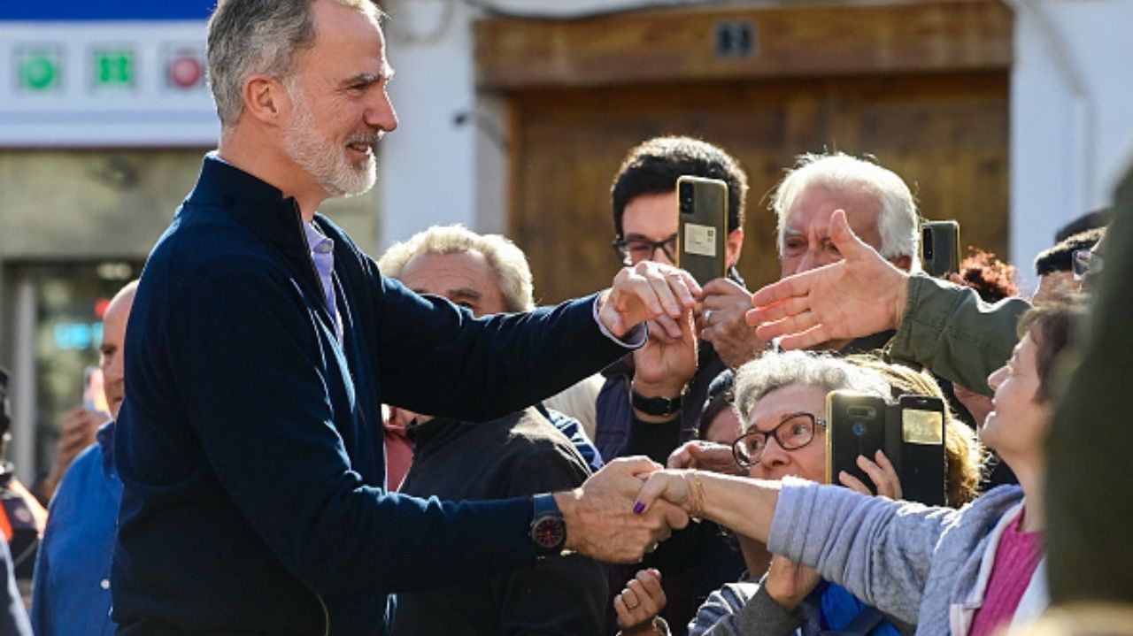 Monarcas da Espanha retornam a Valência após tragédia das enchentes