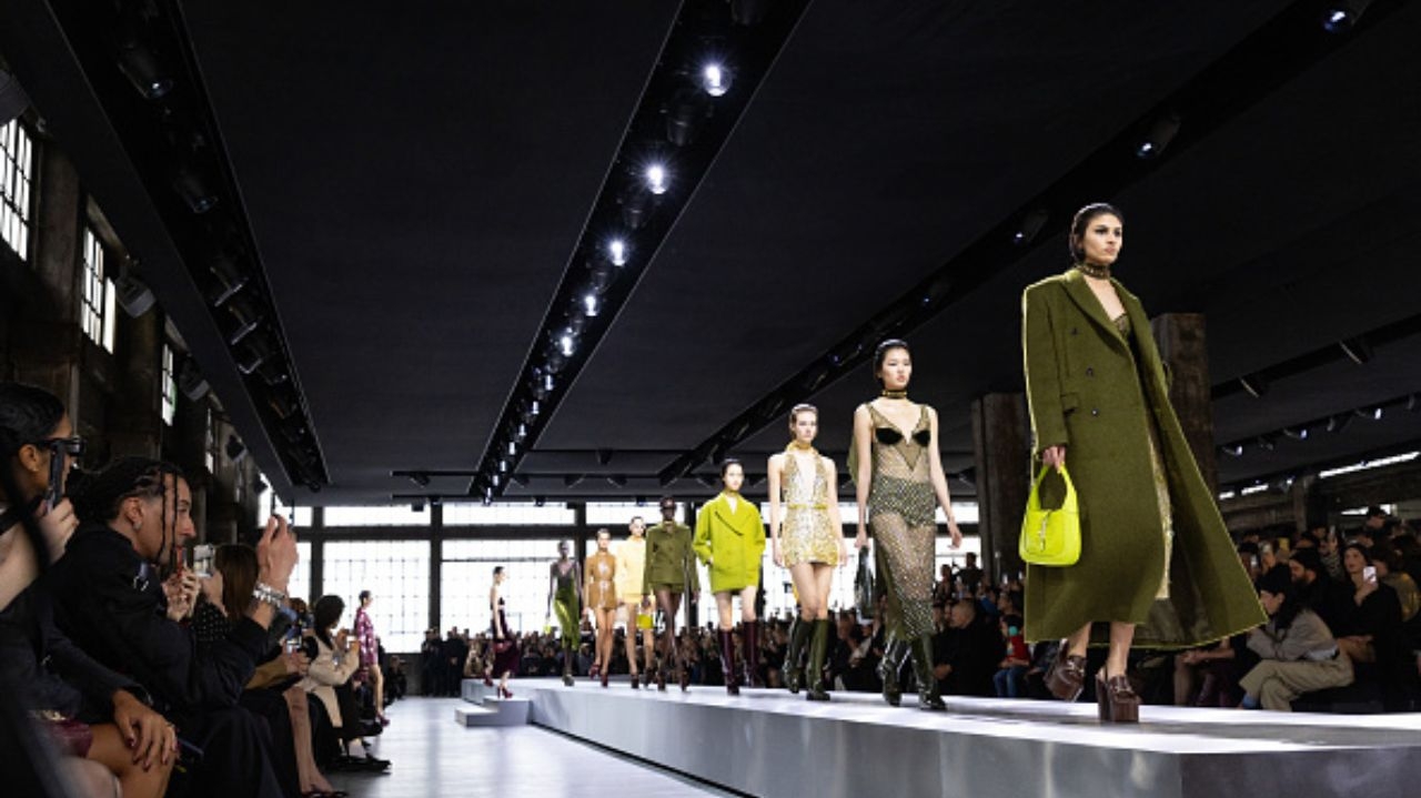 Gucci retoma formato unificado para desfiles em 2025
