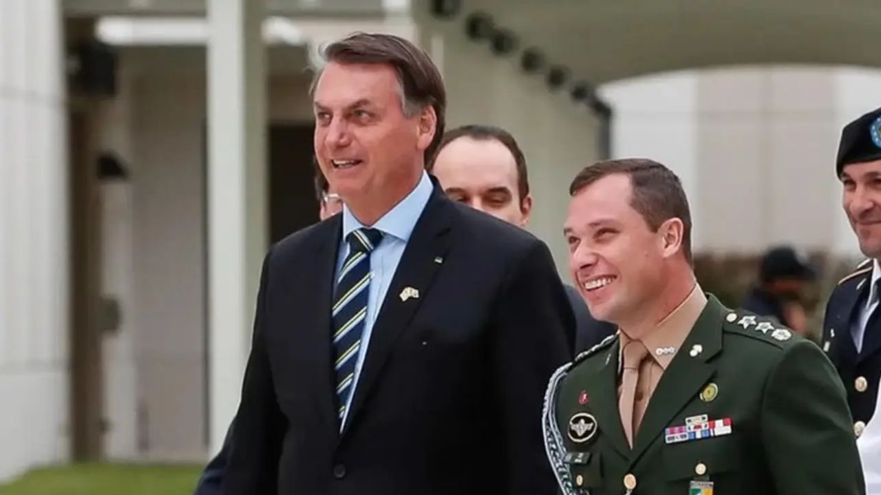 Advogado de Mauro Cid afirma que Bolsonaro sabia de plano para executar Lula
