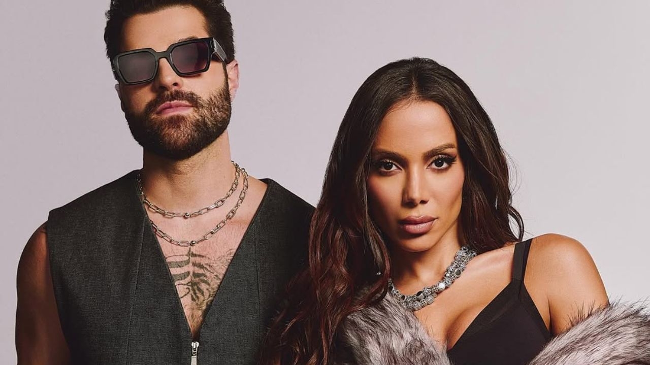 Alok e Anitta ostentam joias luxuosas no videoclipe de “Looking For Love”