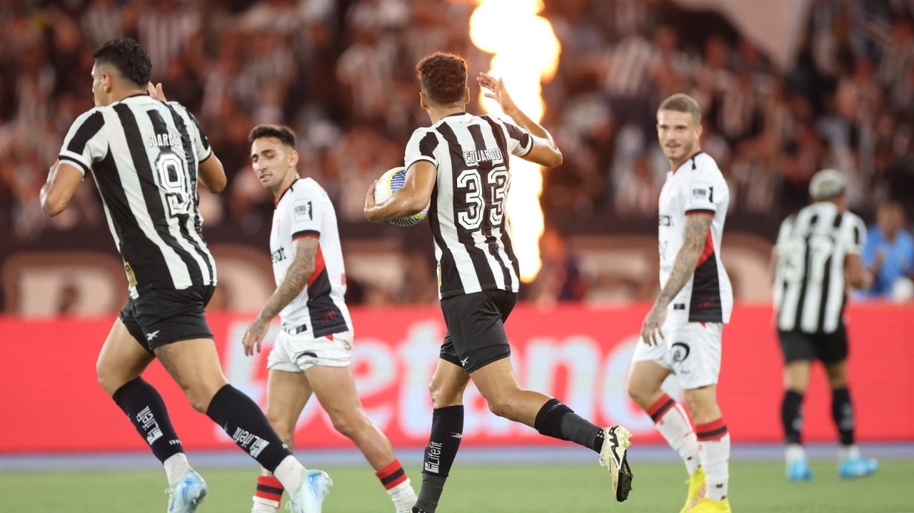 Botafogo empata com Vitória e perde a liderança do Brasileirão