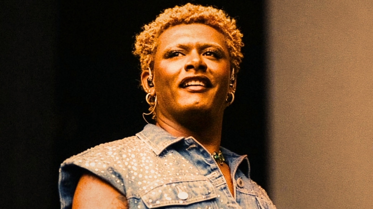 Liniker se apresenta com mais de 78 mil cristais em show de Lenny Kravitz