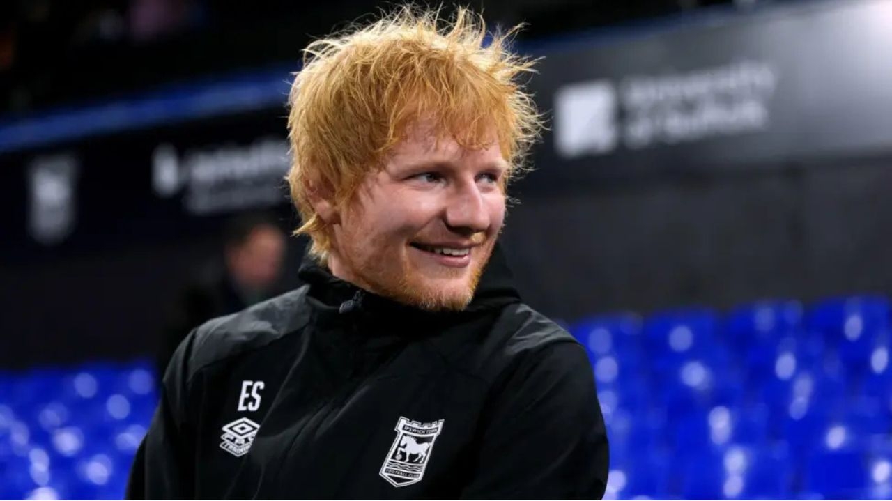 Ed Sheeran pede desculpas após interromper entrevista de treinador do Manchester United