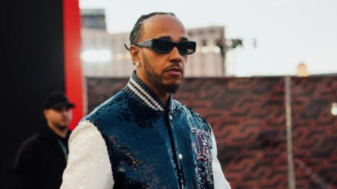 Lewis Hamilton rouba a cena com look exclusivo Tommy Hilfiger customizado no GP de Las Vegas
