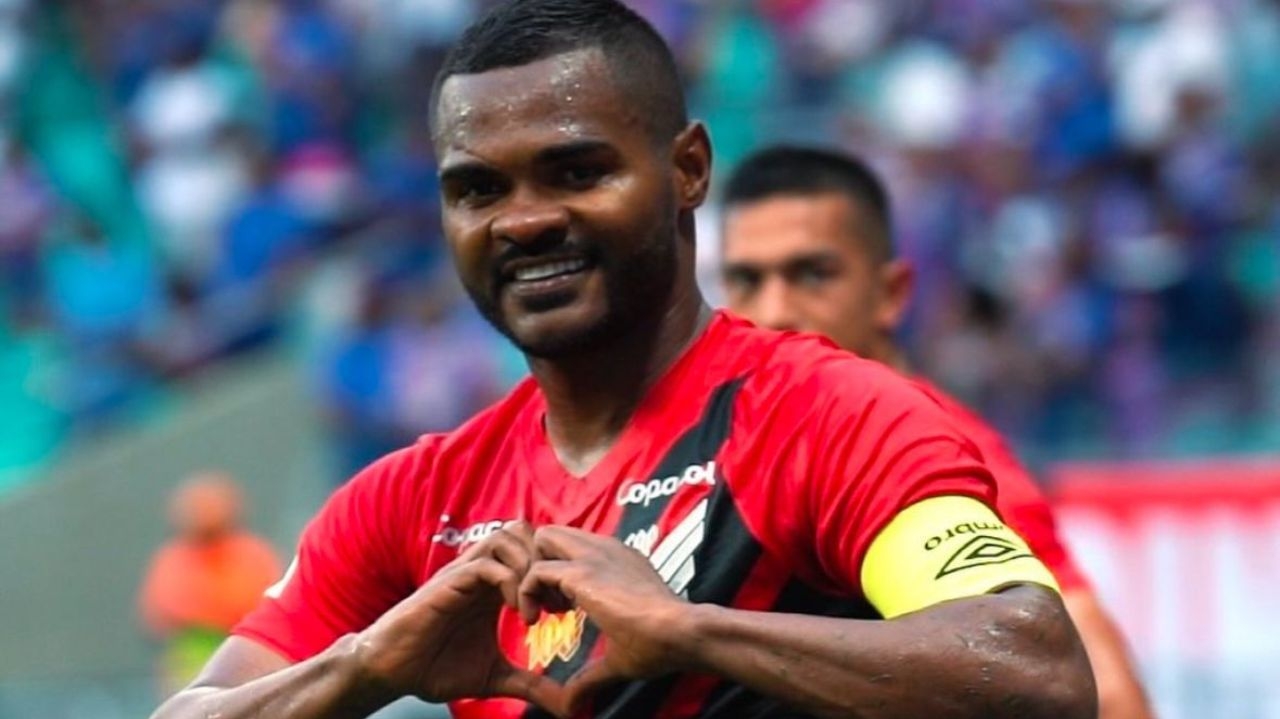 Jogador Nikão se pronuncia sobre seu futuro no Athletico-PR