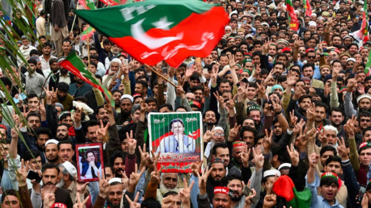 Quase mil apoiadores de Imran Khan são presos após manifestação