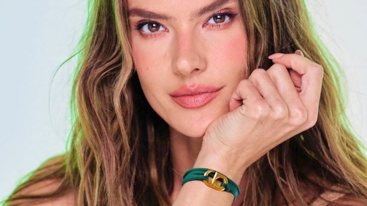Alessandra Ambrósio se une à #TOGETHERBAND e lança pulseira solidária