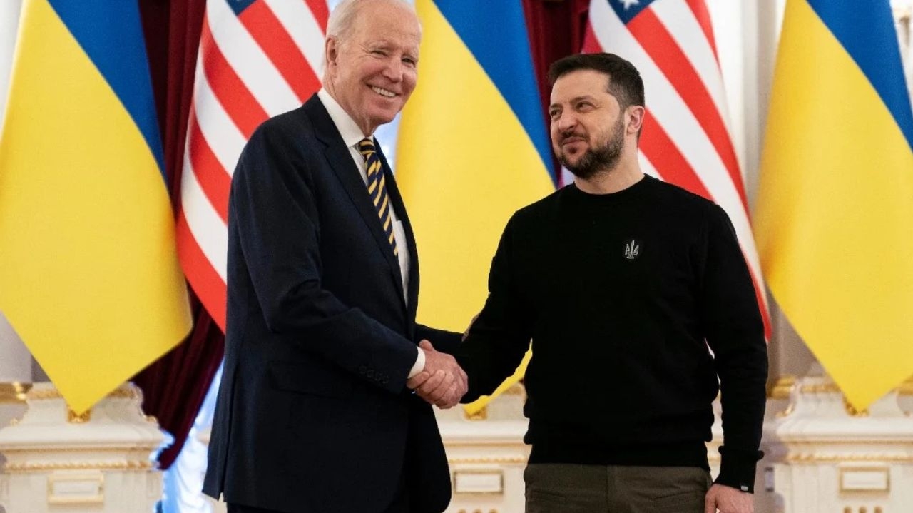 Biden considera o ataque aéreo da Rússia à Ucrânia como “ultrajante”