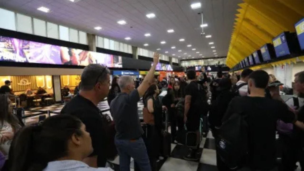 Temporal provoca o cancelamento de 115 voos no Aeroporto de Congonhas e passageiros sofrem