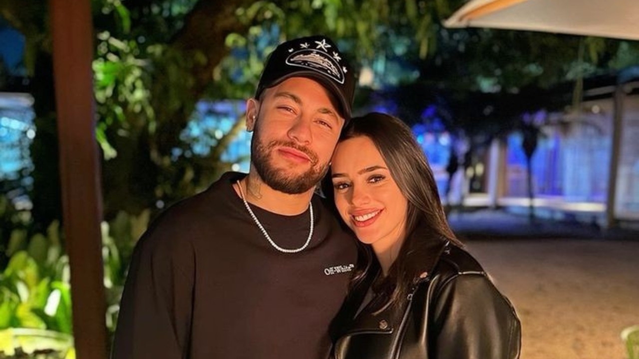 Neymar e Bruna Biancardi passeiam com Mavie na Espanha