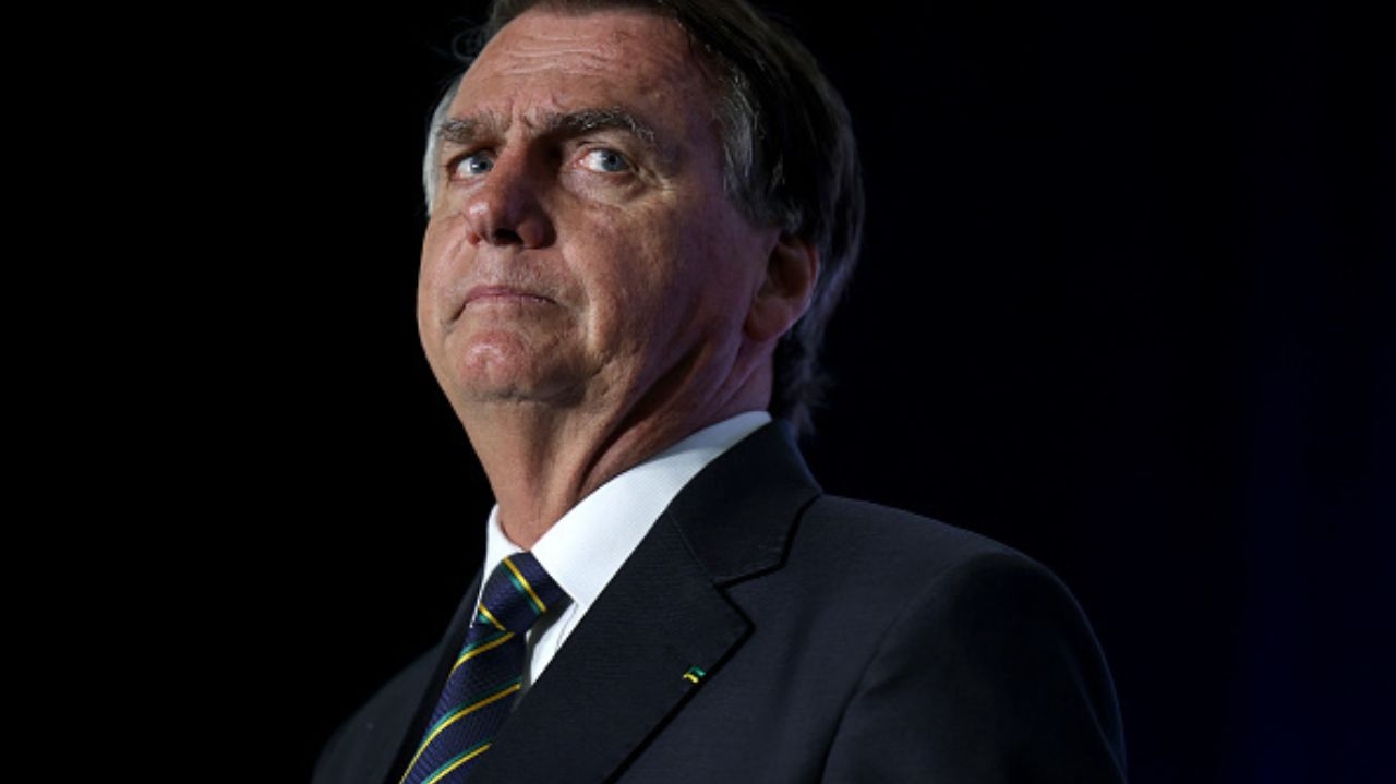 Governo Bolsonaro financiou viagens de indiciado por golpe para atacar urnas eletrônicas