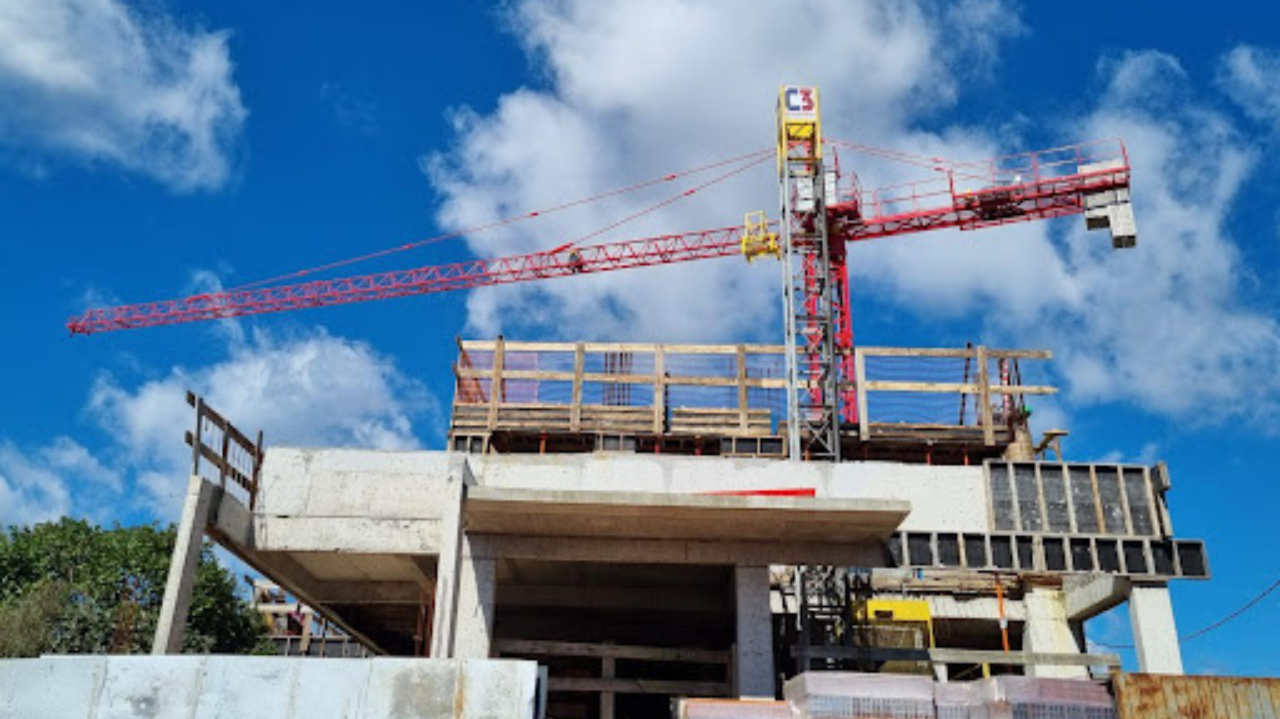 Por que o içamento de cargas é uma solução eficiente em obras de construção civil?