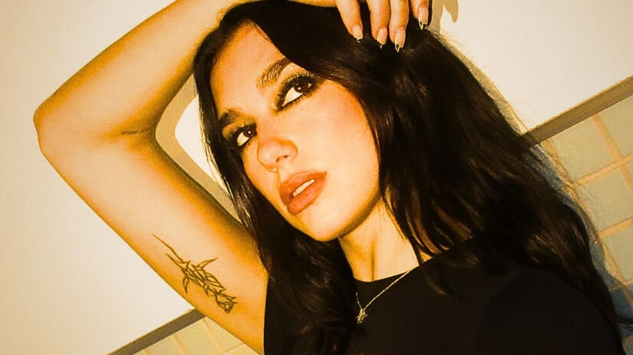 Maquiagem de Dua Lipa vira tendência para looks de fim de ano