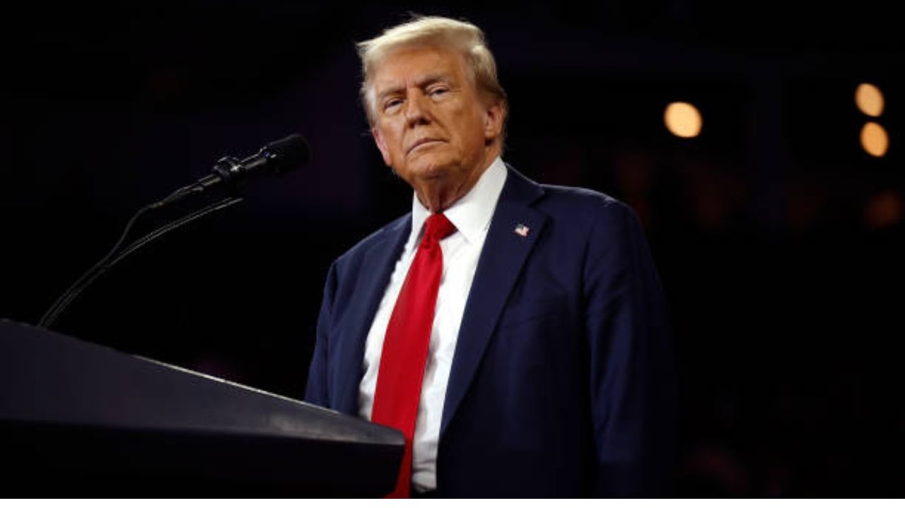 A economia americana pode entrar em colapso, Trump anuncia taxação de 100% aos Brics