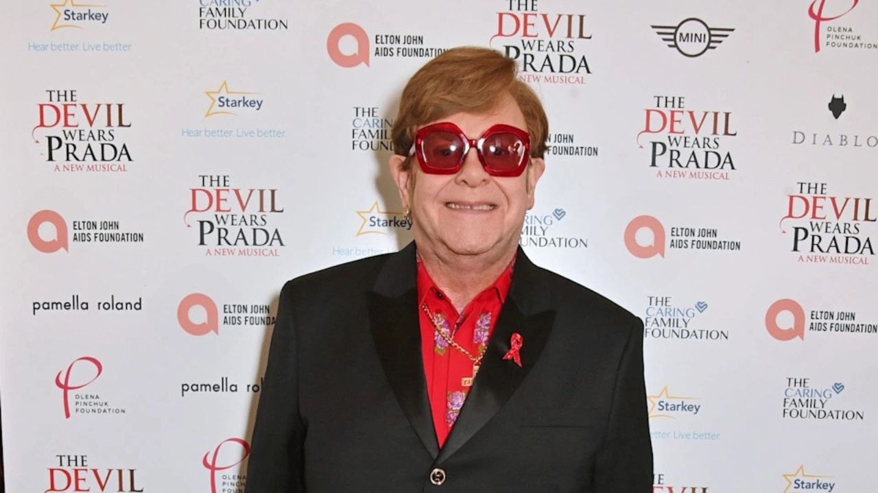 Elton John fala sobre dificuldade de assistir ao próprio musical: “perdi a visão”