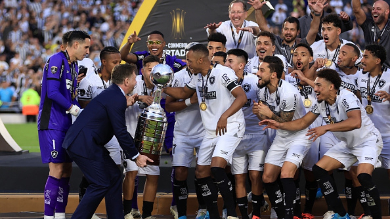 Após título da Copa Libertadores, lateral Rafael se emociona e faz revelação