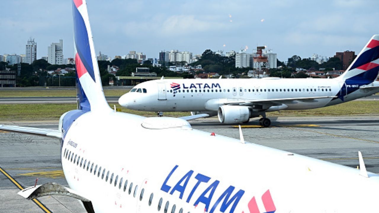 Aviões da Latam colidem no aeroporto de Congonhas em São Paulo