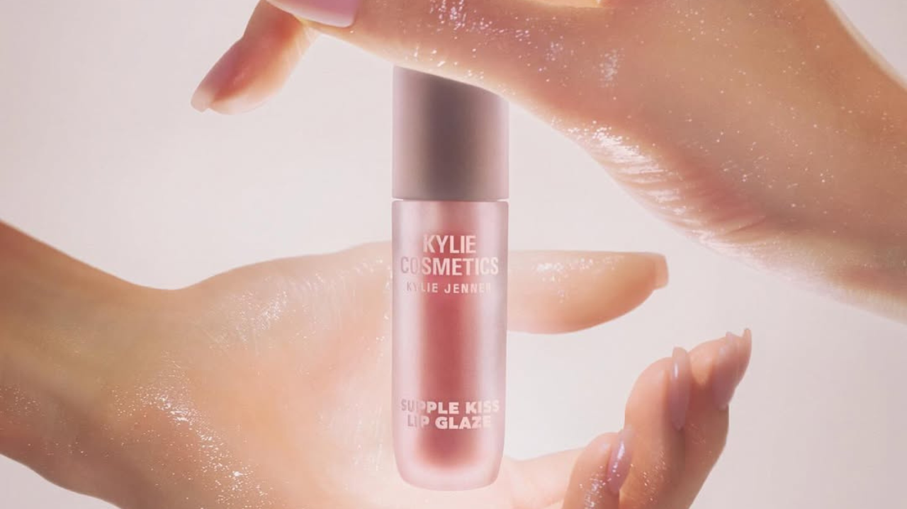 Kylie Jenner lança novo gloss que promete dar brilho e hidratação aos lábios