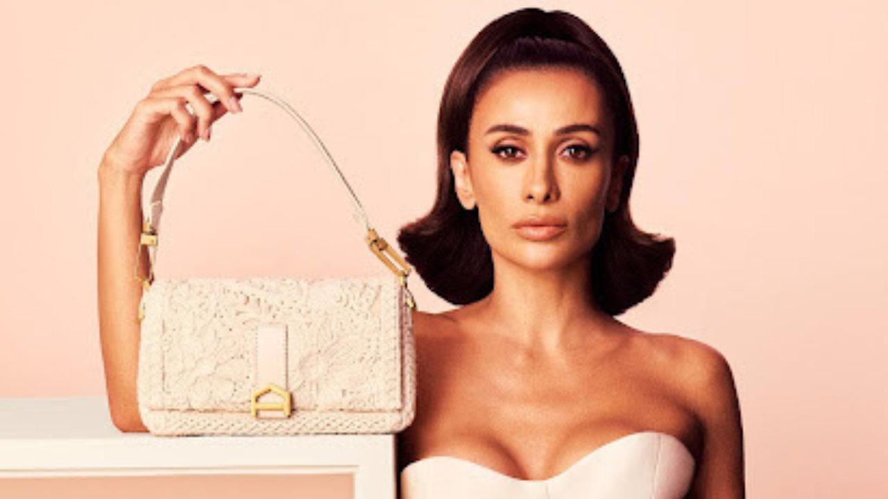 Arezzo apresenta campanha de Natal 2024 com Silvia Braz como protagonista