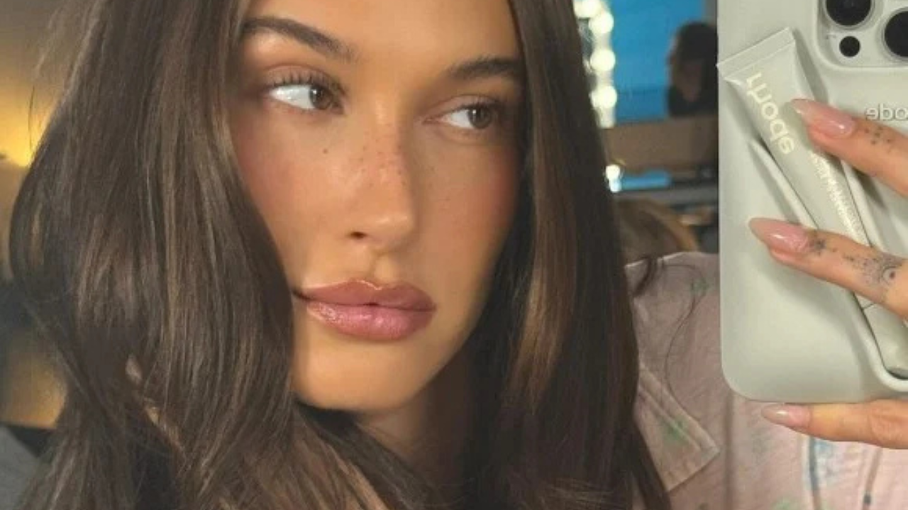 Conheça o Mocha Mousse e saiba como usar a cor do ano Pantone 2025 nos cabelos