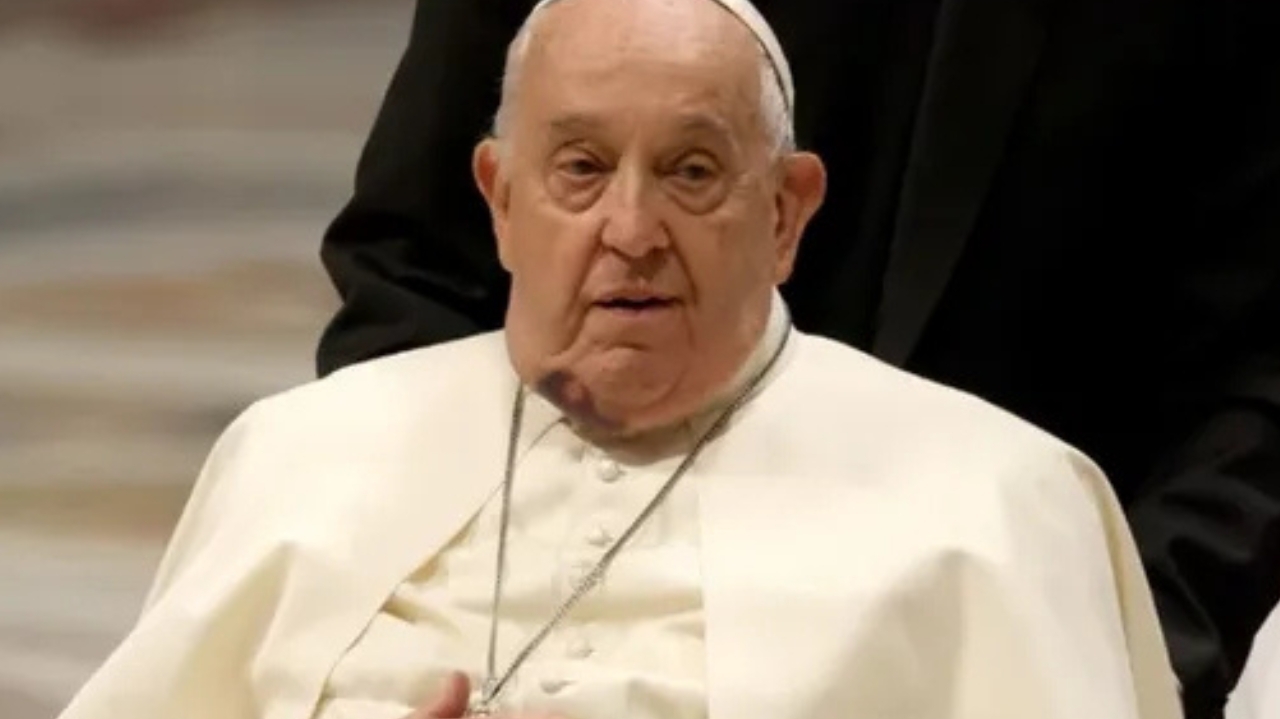 Papa Francisco apareceu com um hematoma no queixo durante cerimônia para novos cardeais