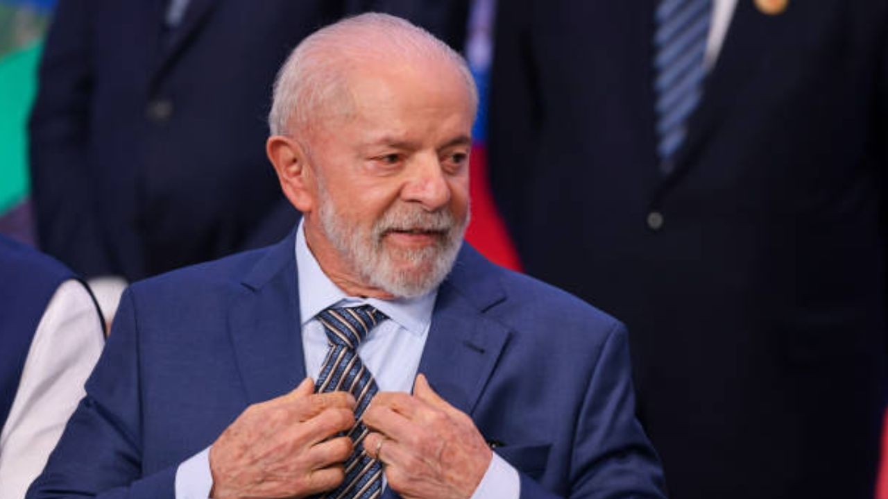 Lula passa por cirurgia de emergência e se recupera em estado estável